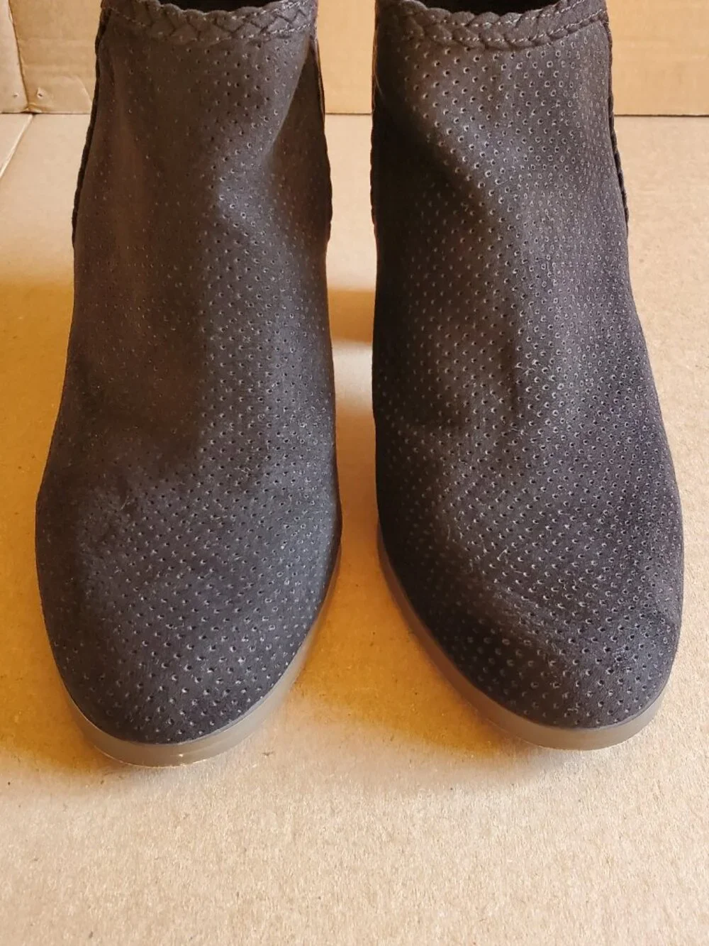 Crown Vintage Sz 9M Women's Ankle  Black Boots Booties Suede Slip On Heel